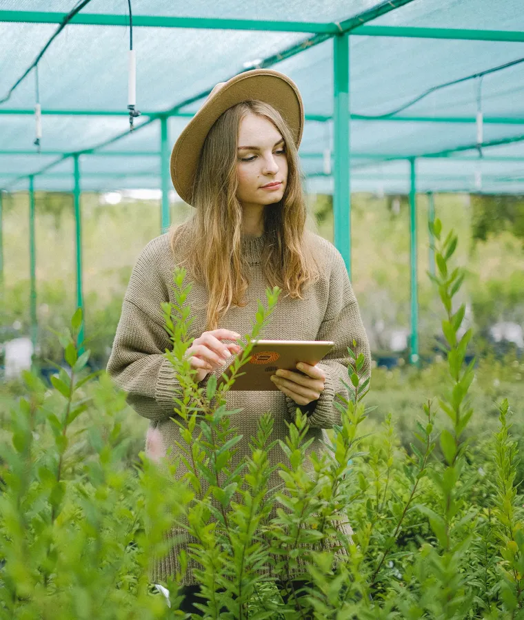 Profesional técnica consultando datos agronómicos sobre el terreno